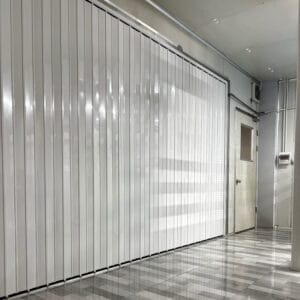 Cửa nhôm xếp ngăn lối đi cầu thang. Chắc chắn và thẩm mỹ - Màu Trắng