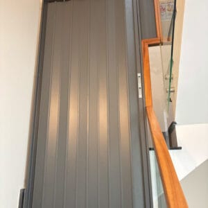 Cửa nhôm xếp ngăn lối đi cầu thang. Chắc chắn và thẩm mỹ - Màu Xám Xingfa