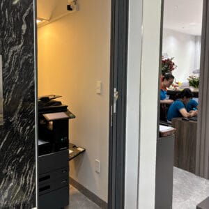 Cửa nhôm xếp lắp cho kho để đồ.